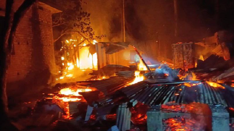 বাগেরহাটে স্লোগানের মাধ্যমে  জামায়াতের আগুনে পুড়ে ছাই বিএনপির কার্যালয়